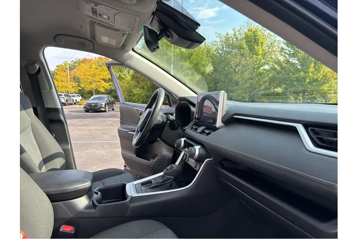 $31997 : Gold Certified2024 RAV4 XLE image 5