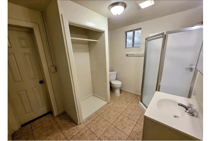 $1000 : Spacious 4-bedroom 2-bath Home image 6