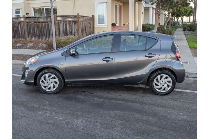 $11988 : 2015 Prius c Two image 9