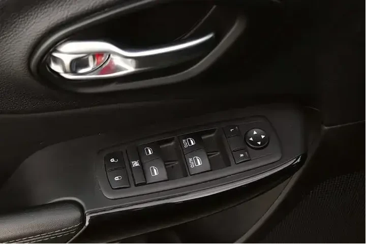 $22403 : Jeep Cherokee 2023 4x4 Altit image 9