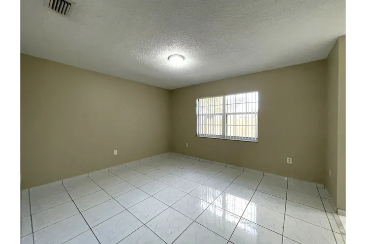 $3000 : 3 beds and 2 bath house image 7