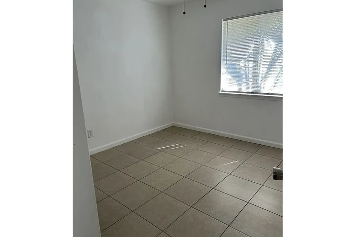 $1600 : 3 bedroom, 3 bath house in the image 3