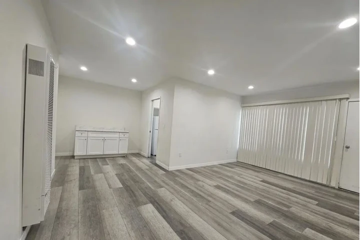 $1965 : 2 Bed Apt In N Kenmore Ave, LA image 2