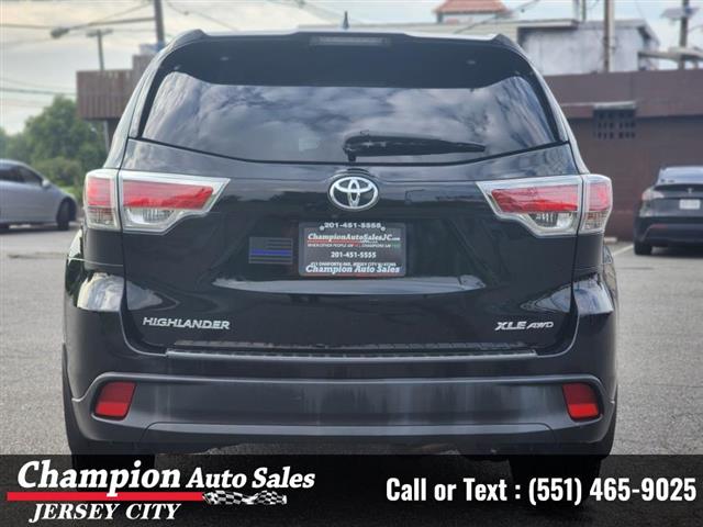 Used 2016 Highlander AWD 4dr image 8