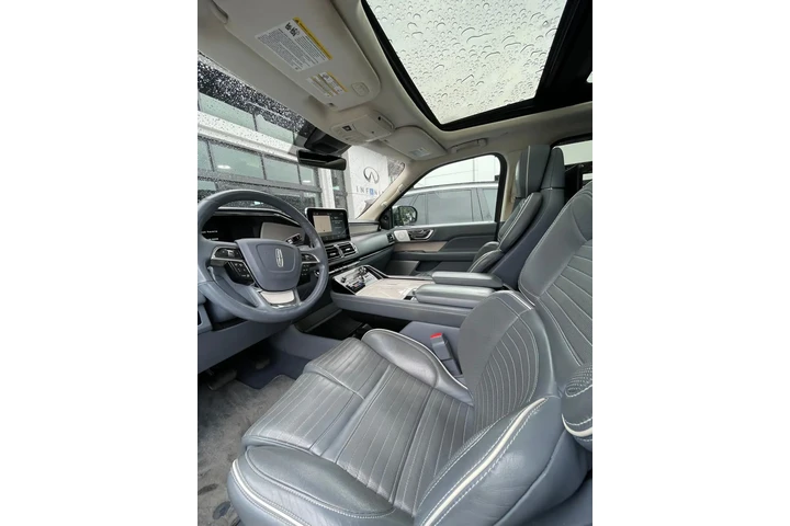 $44900 : Lincoln Navigator L Black Lab image 5