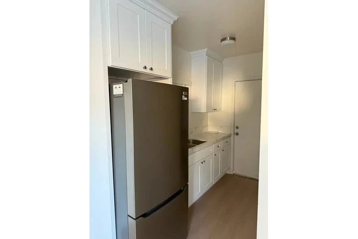 $1100 : Acogedor 1Ba/1Ba Huntington image 1