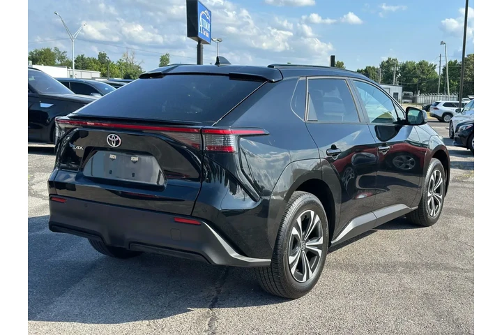 2023 TOYOTA BZ4X XLE SPORT UT image 10