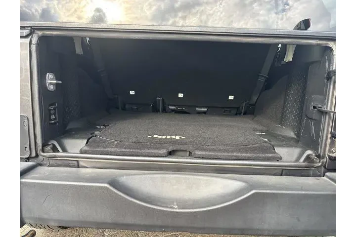 $13890 : Jeep Wrangler Unlimited 2017 image 6