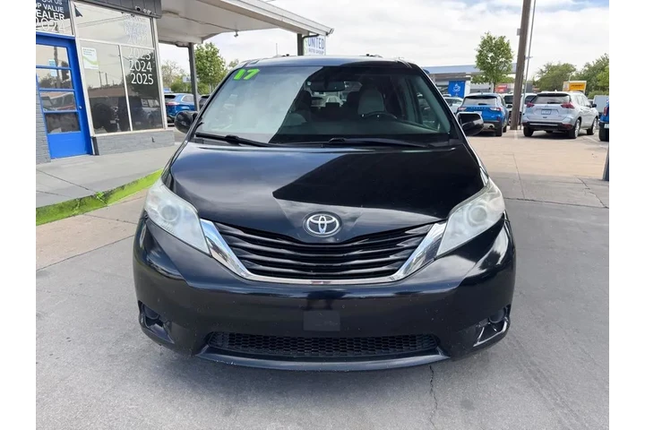 2017 Sienna LE 8-Passenger image 2