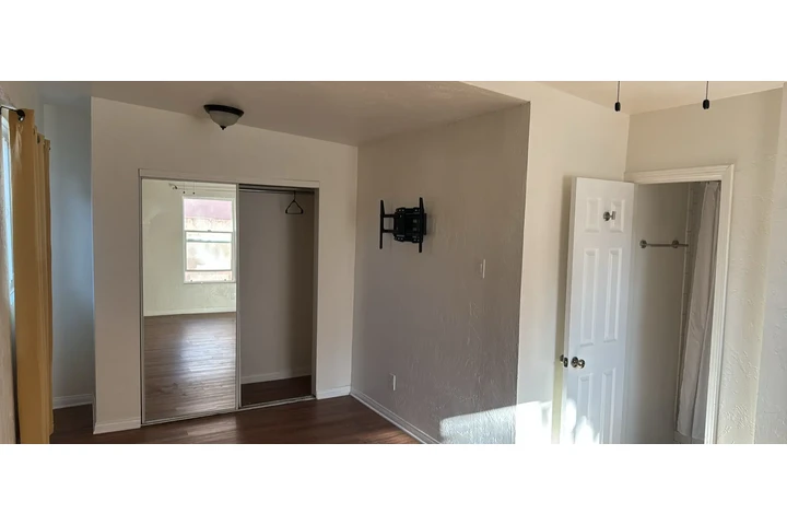 $1300 : Se renta estudio image 5