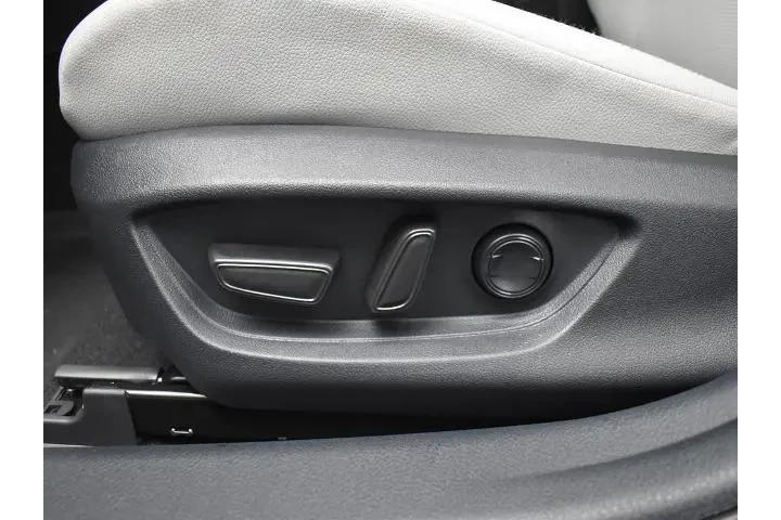 Toyota Camry 2025 LE 4dr Sed image 10