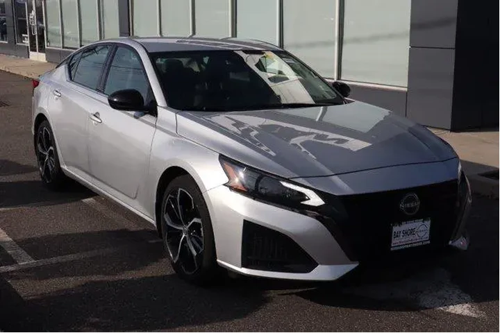 $18298 : Nissan Altima 2023 2.5 SR 4d image 3
