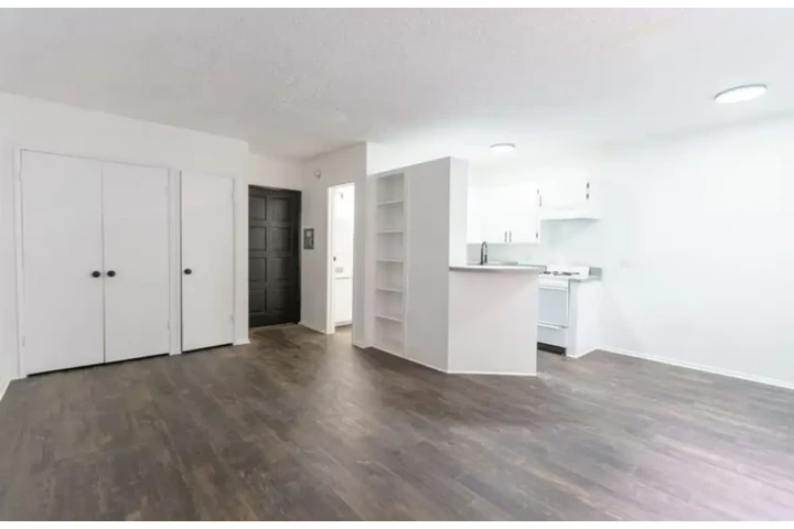 $1850 : 2 bedroom apartment in LA image 2