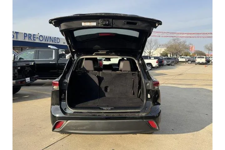 $29319 : Toyota Highlander 2023 LE 4d image 9