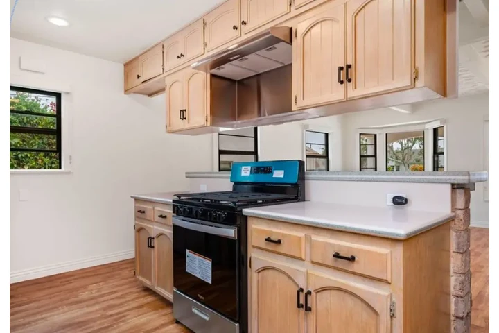$2455 : 3 Bedroom in Vermont Ave, LA image 5