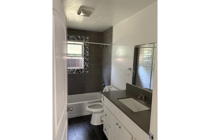 $2300 : Casa de Renta - La Puente image 2