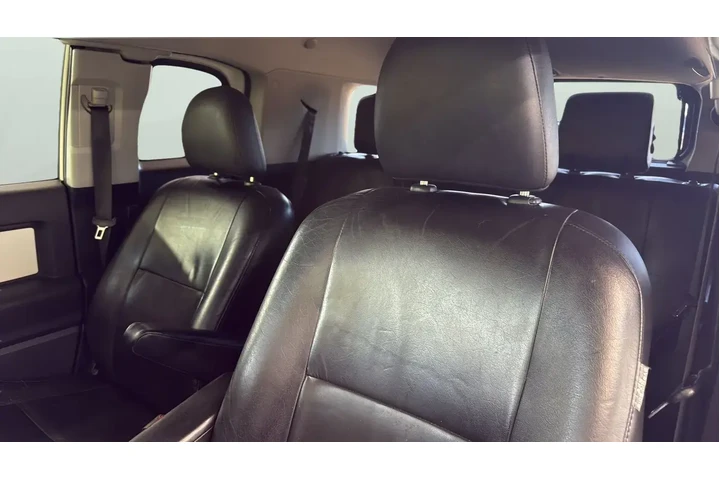 $18754 : Toyota FJ Cruiser 2011 4x4 4 image 4