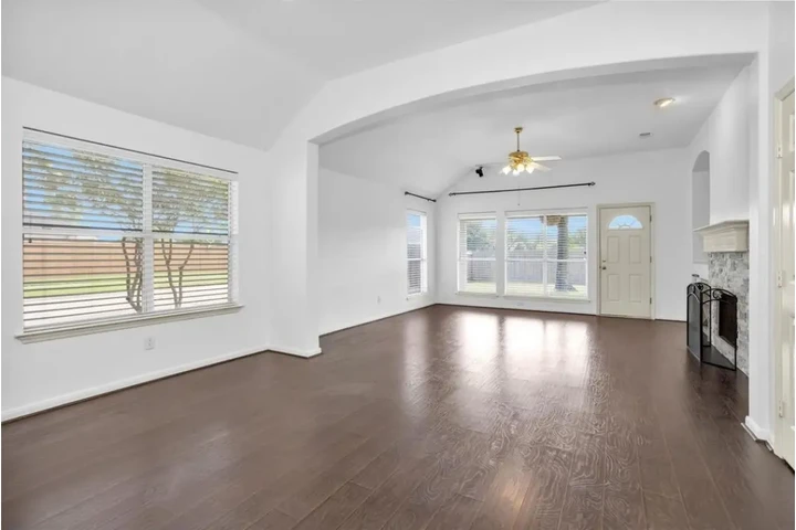 $2250 : Hermosa Casa en Spring TX image 5