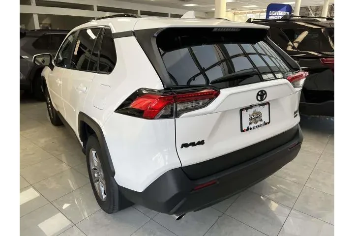 $30828 : Toyota RAV4 2023 AWD XLE 4dr image 4