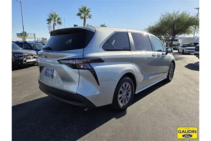 $39888 : Toyota Sienna 2024 AWD LE 8- image 7