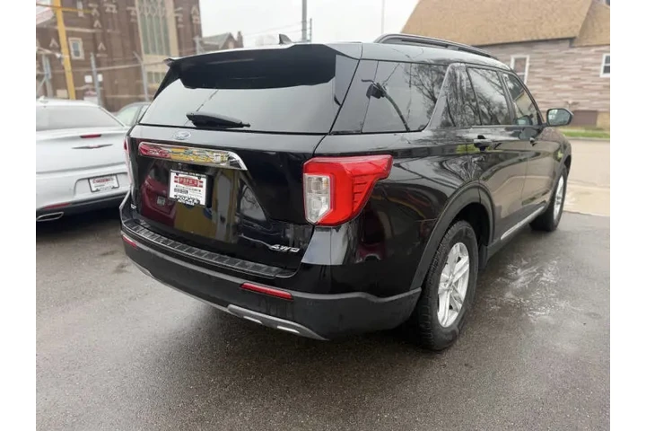 2022 Explorer XLT image 8