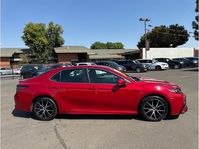 2022 Camry SE image 3