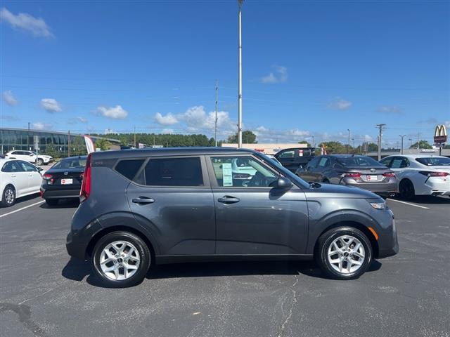 $17991 : PRE-OWNED 2022 KIA SOUL LX image 8