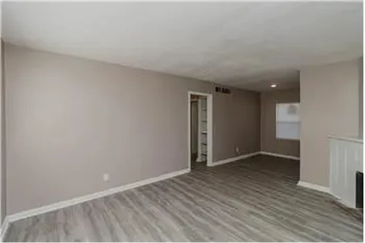 $800 : Rental property with 2 bedro image 2