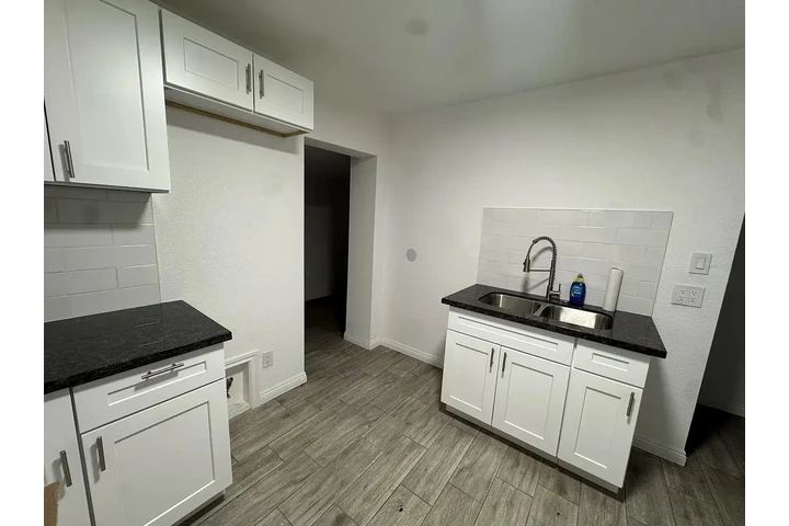 $800 : Beautiful Home... image 5