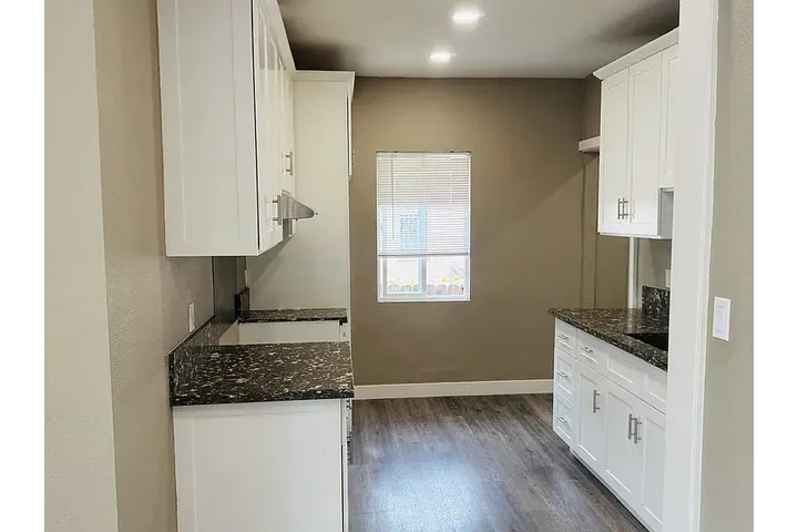 $2500 : 3bed available now image 3