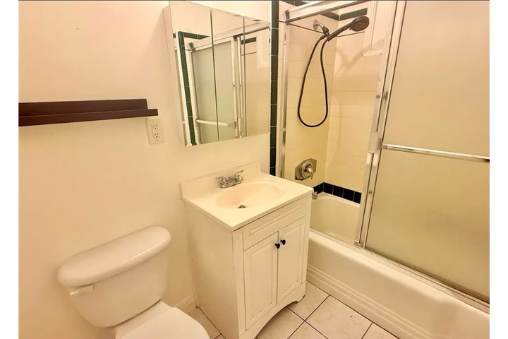 $2385 : 3 Bedroom House in Maywood image 9