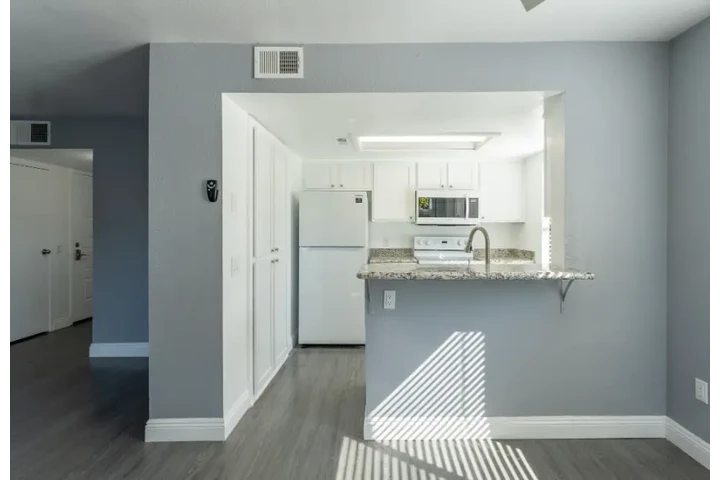 $1000 : Two Bedroom at college Avenue image 2