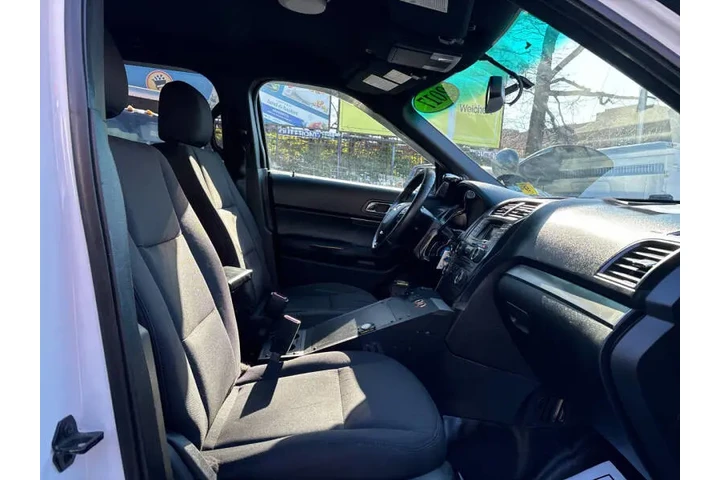 $9299 : 2017 Explorer Police Intercep image 9