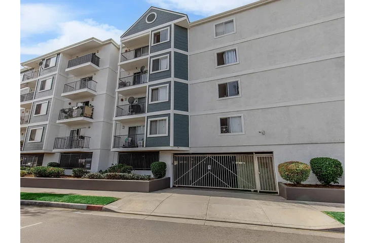 $899 : Single Family Home image 1