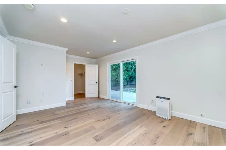 $2550 : 3 Bedroom in Koreatown, LA image 8