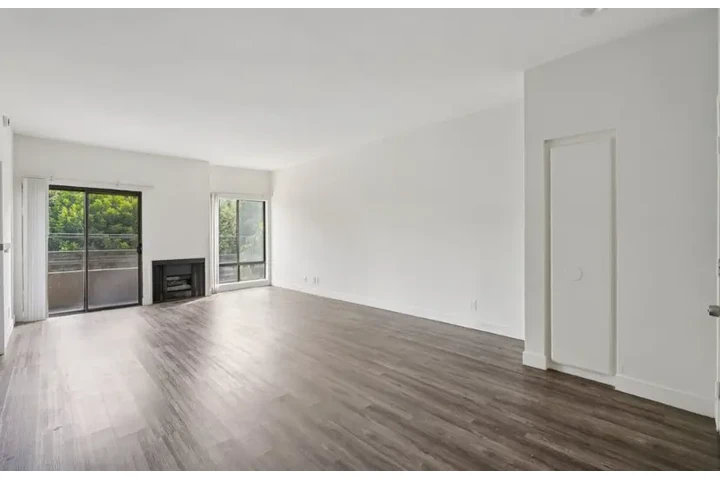 $2000 : Los Angeles image 3