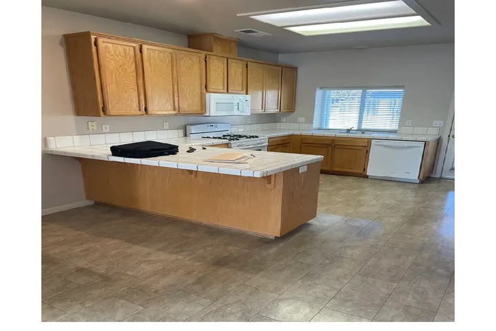 $1000 : hardwood Single Family Home image 3