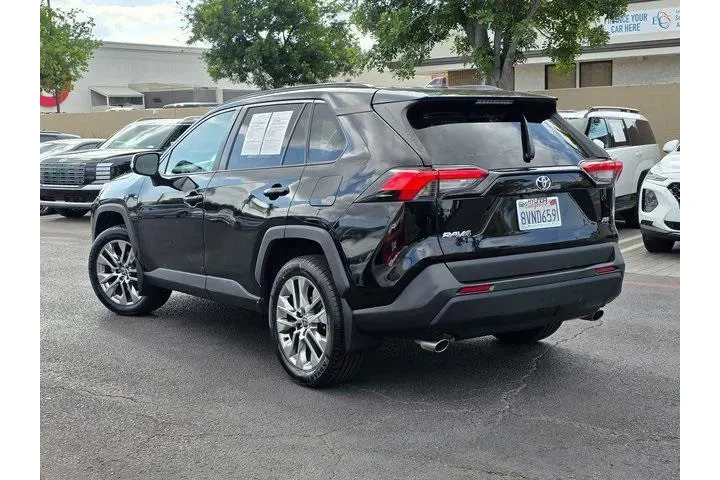 $23995 : Toyota RAV4 2021 XLE Premium image 7