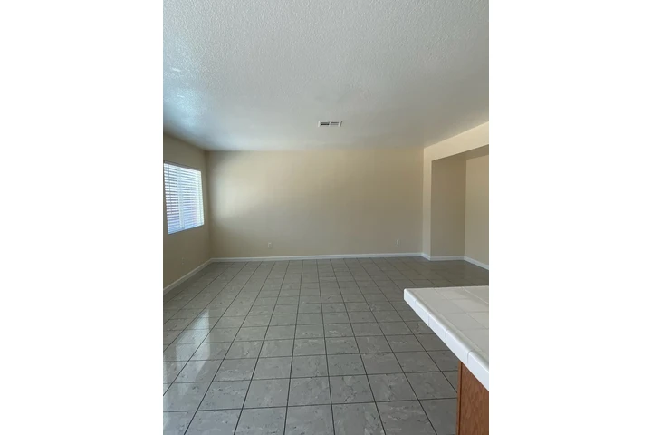 $2900 : 4 recámaras Victorville ca image 4