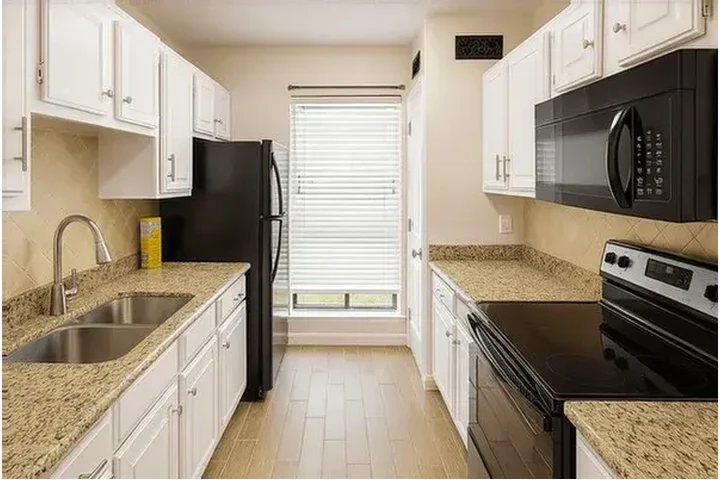 $1500 : 2 bed 2.5 bath available image 2