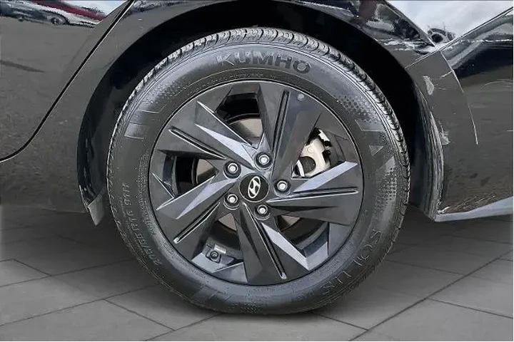 $20138 : Hyundai ELANTRA 2023 SEL 4dr image 10