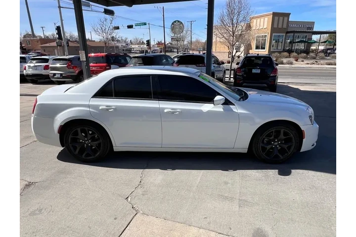 2021 300 S V6 RWD image 4