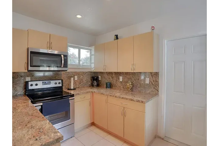 $1645 : North Miami 3 Bed & 2 Bath image 7