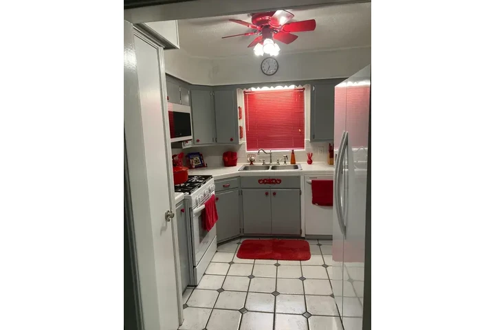 $1050 : Available/ Greater Heights image 2
