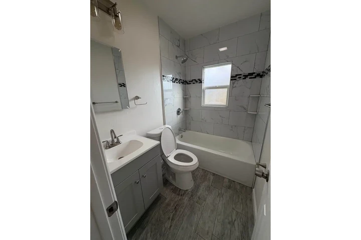 $3100 : 324 N Palomares St image 9