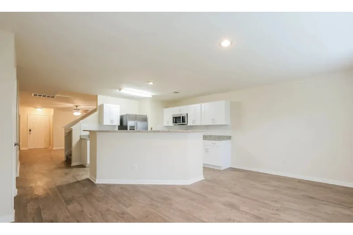 $1085 : SINGLE FAMILY HOME image 4