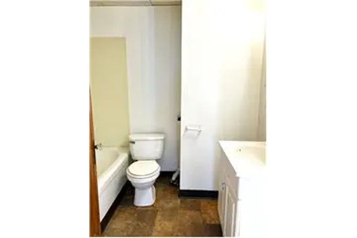 $650 : Rental property with 2 bedro image 8