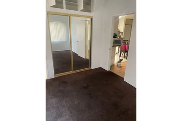 Cuarto con baño y un parking en Los Angeles