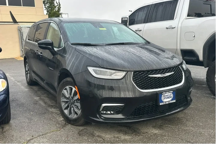 $32990 : Chrysler Pacifica Plug-In Hy image 2