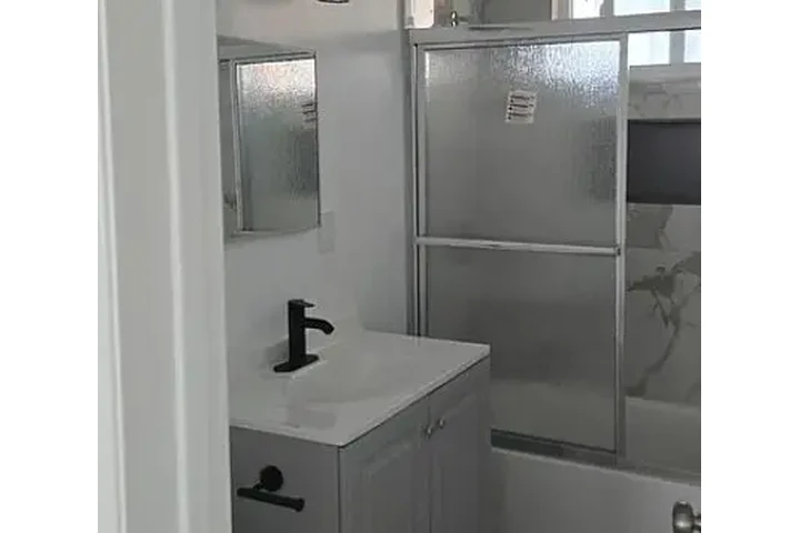 APTO. EN 1028 N. ARDMORE AVE. image 2